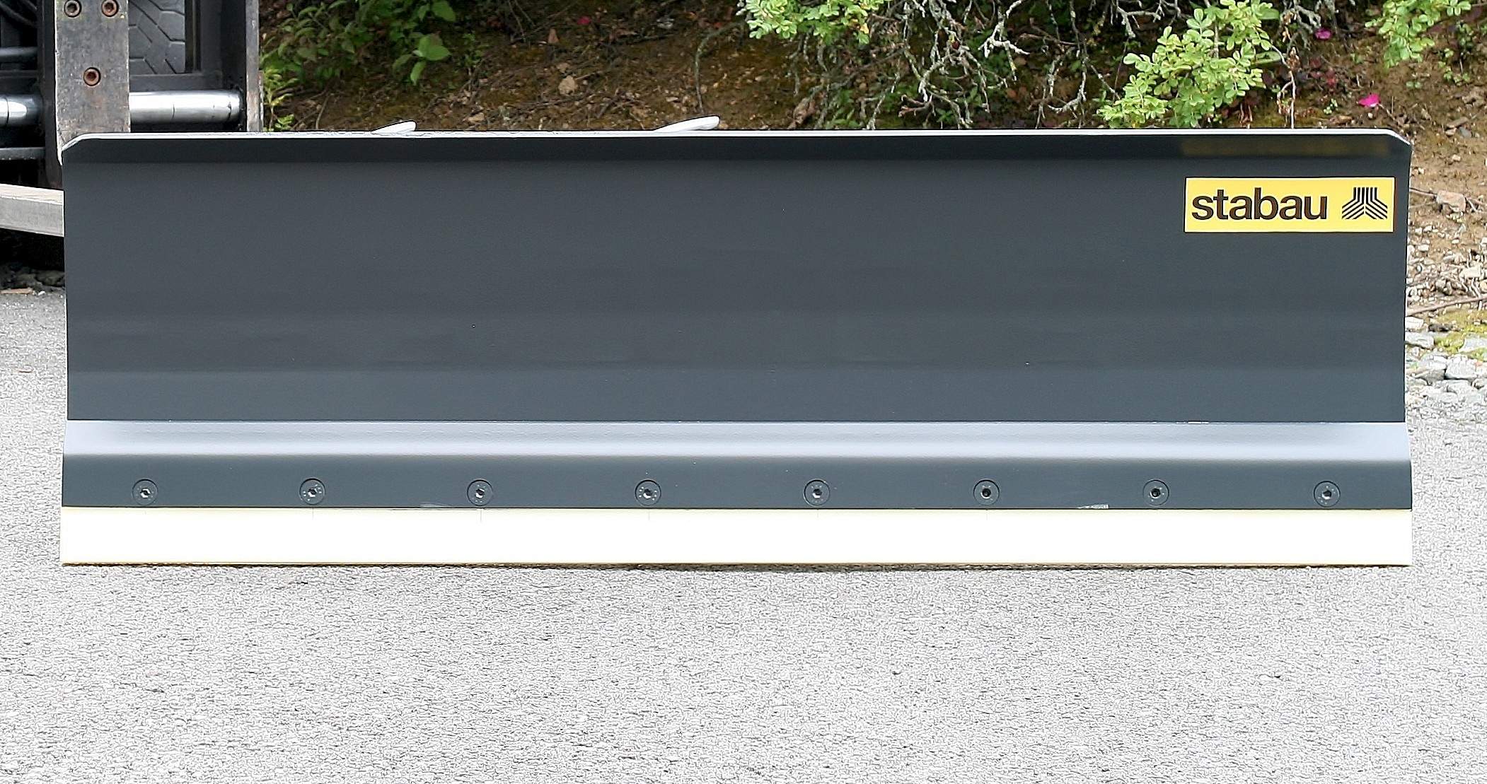 Snow Plow with continuous Polyurethane shield trim