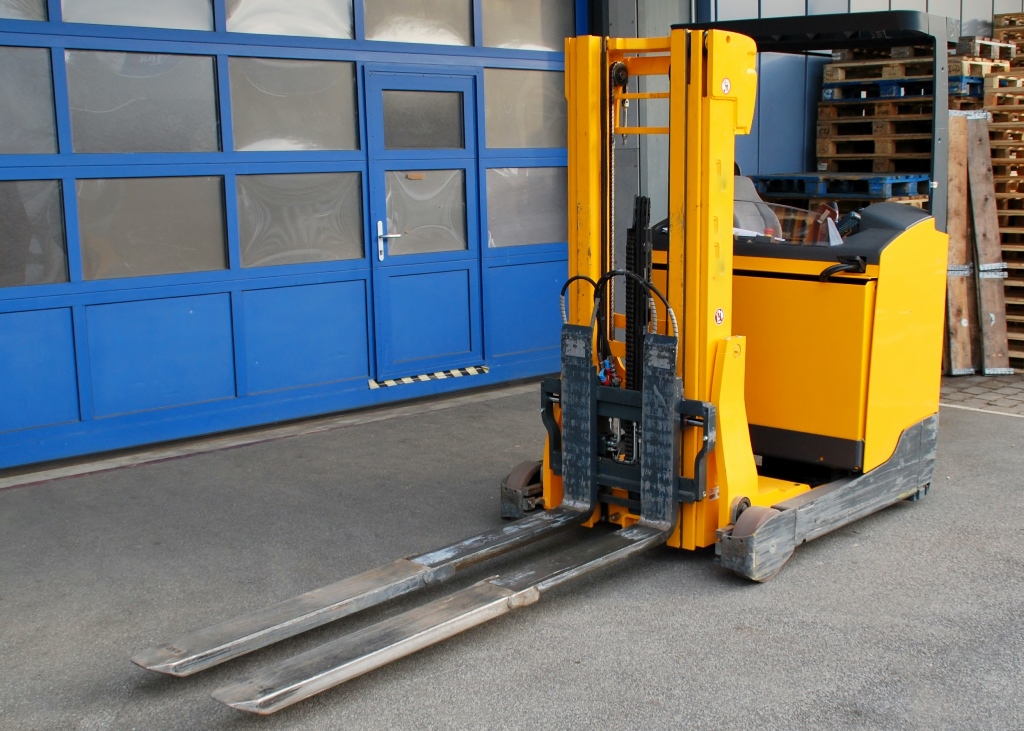 extended Telescopic Forks with integral 100% synchronous System on a Reach Truck