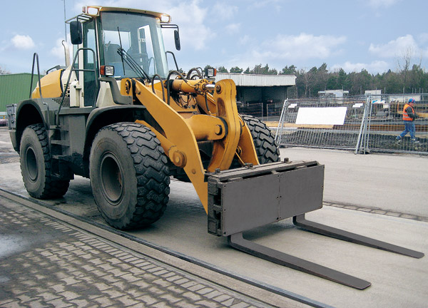 Fork positioner with special protection for wheel loaders