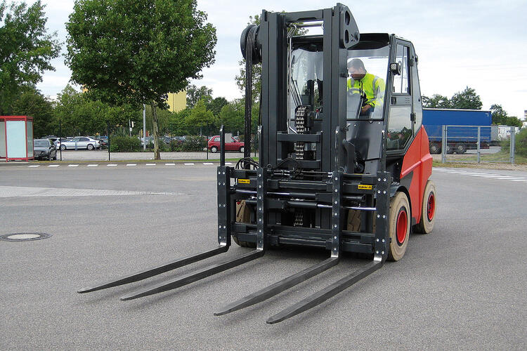 Doppelpalettengabel mit 2.400 mm langen Gabelzinken