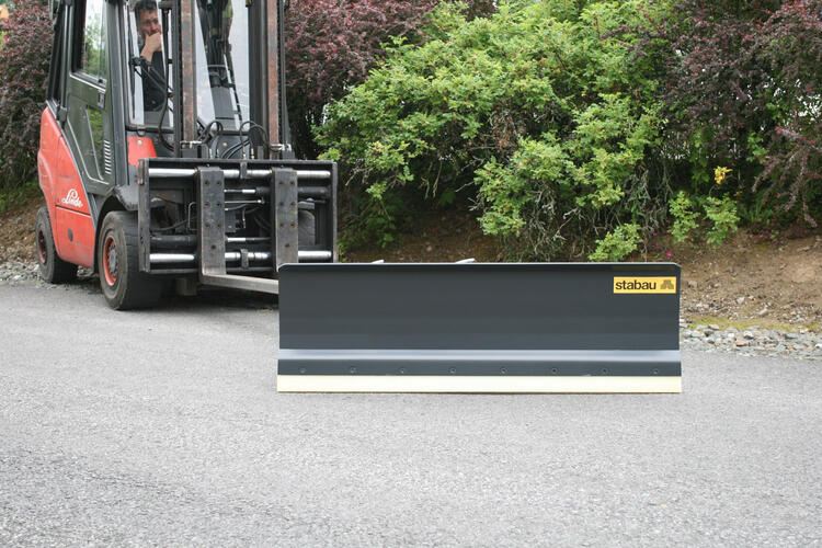 Schneeräumschild mit durchgehender Polyurethanleiste