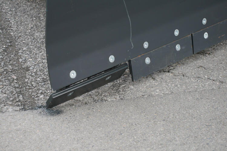 Schneeräumschild mit Klappschare von vorne