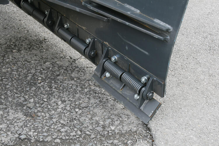 Schneeräumschild mit Klappschare von hinten