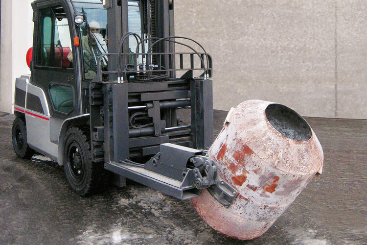 Klammergabel mit hydraulischen Fasskippklammerarmen