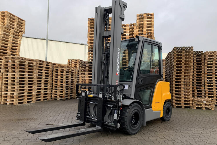 Fork positioner with hydraulic telescopic forks
