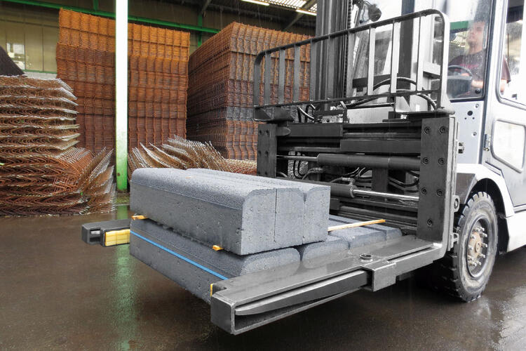 Baustoffklammer mit Lastschutzgitter