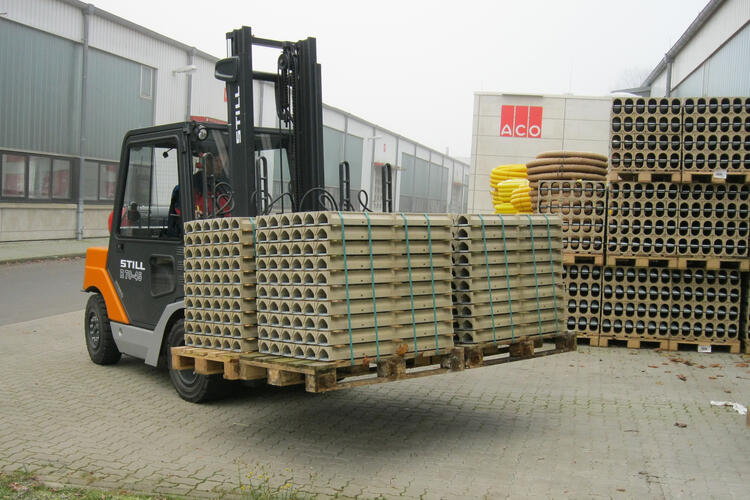 Mehrfachpalettengabel im Baustoffhandel