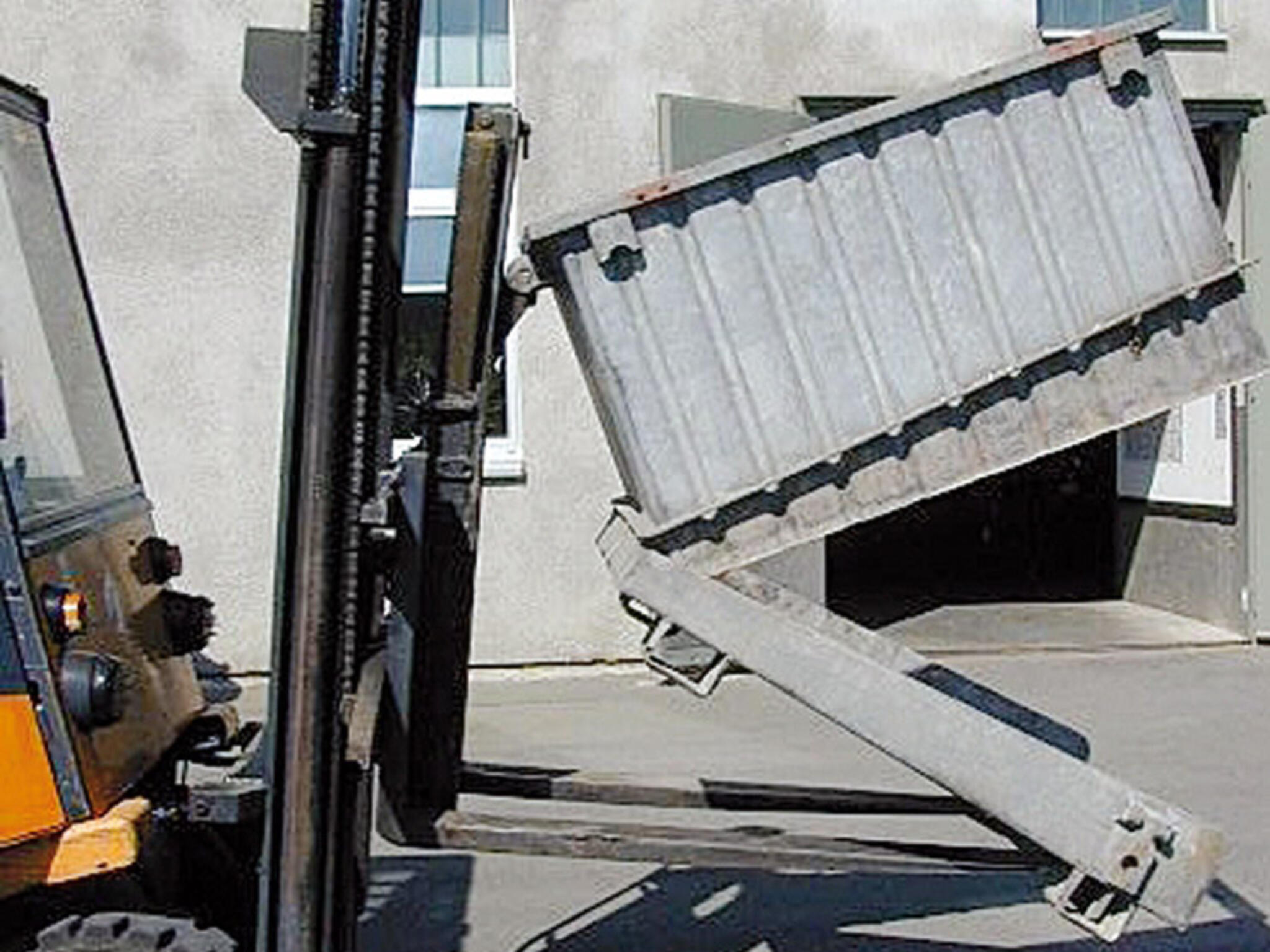 Drop-Bottom Box Dumper