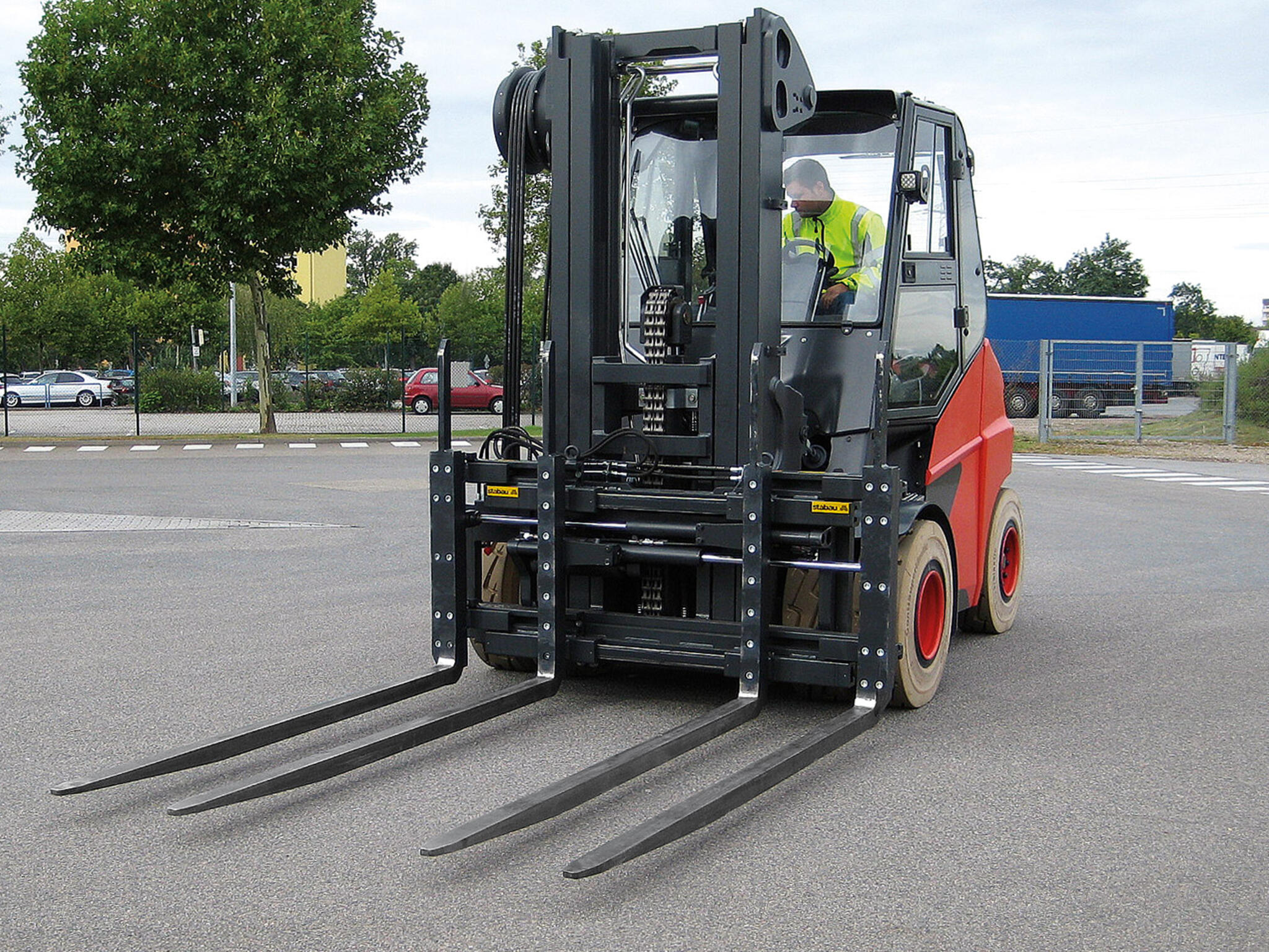 Doppelpalettengabel mit 2.400 mm langen Gabelzinken