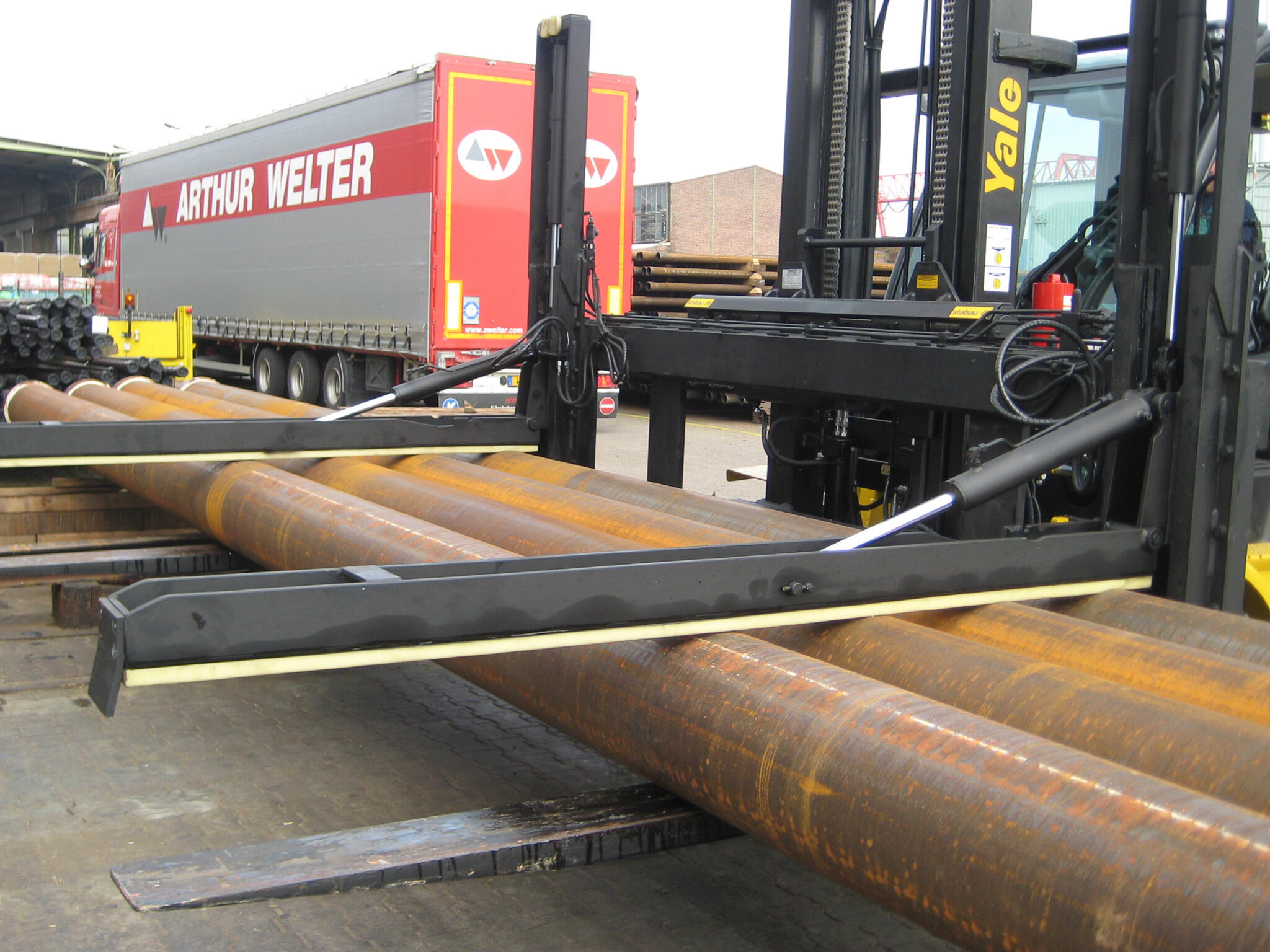 hochklappbarer Niederhalter von Stabau