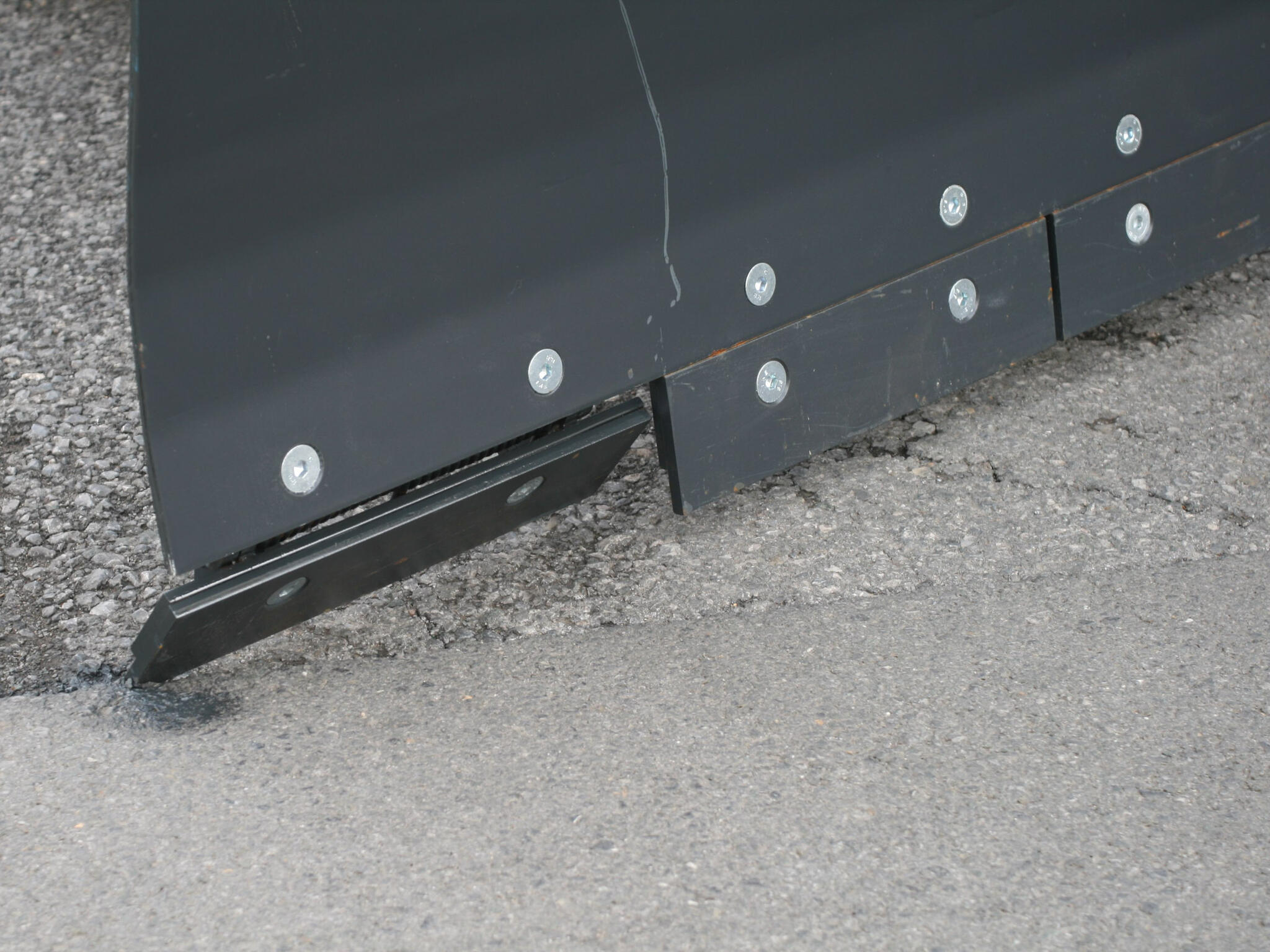 Schneeräumschild mit Klappschare von vorne