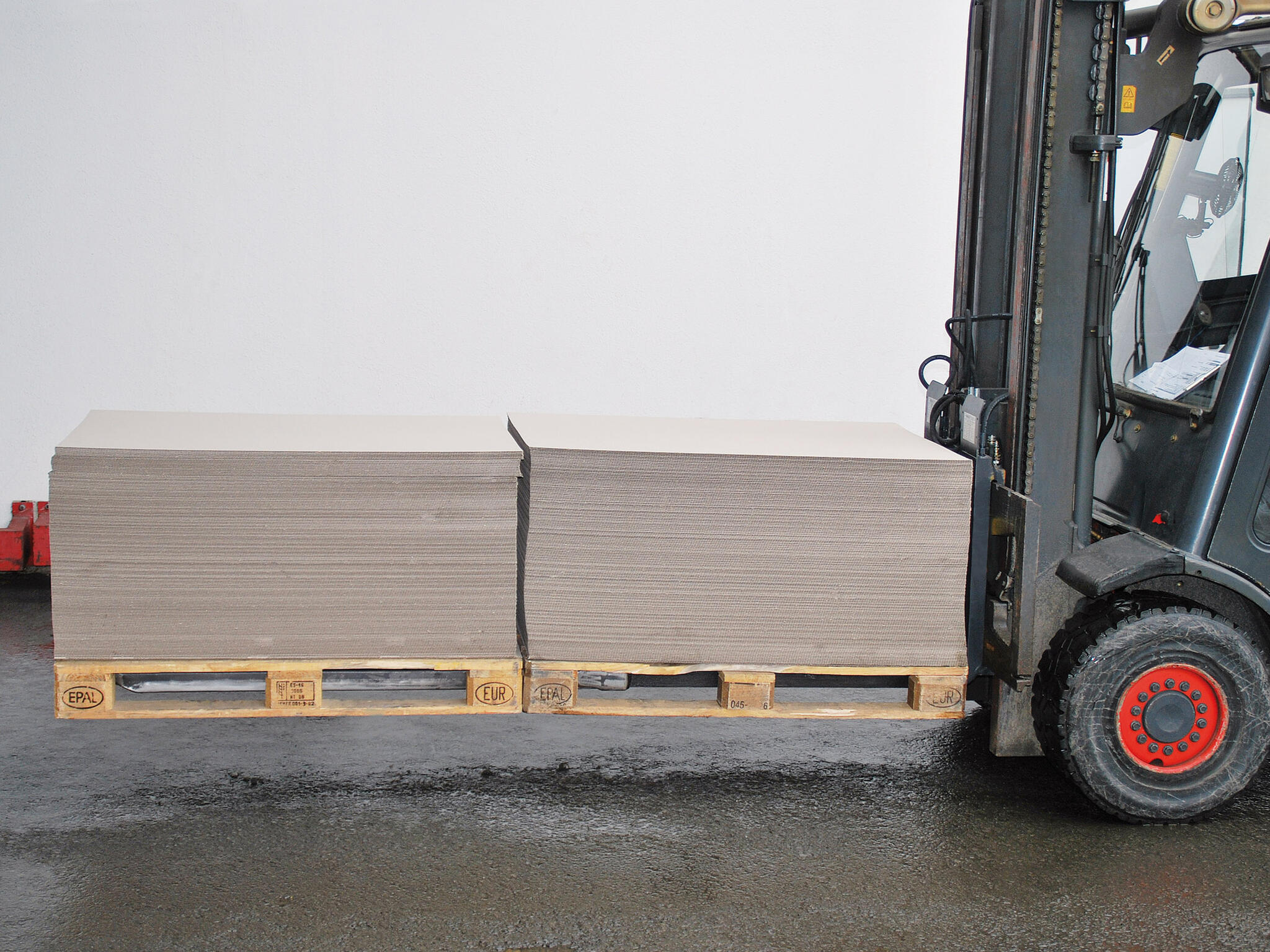 hydraulic adjustable fork with two pallets