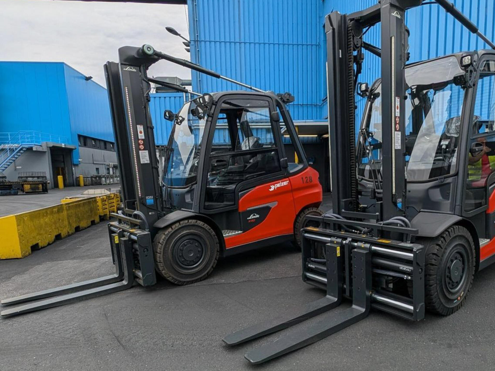 double shaft guided fork positioner