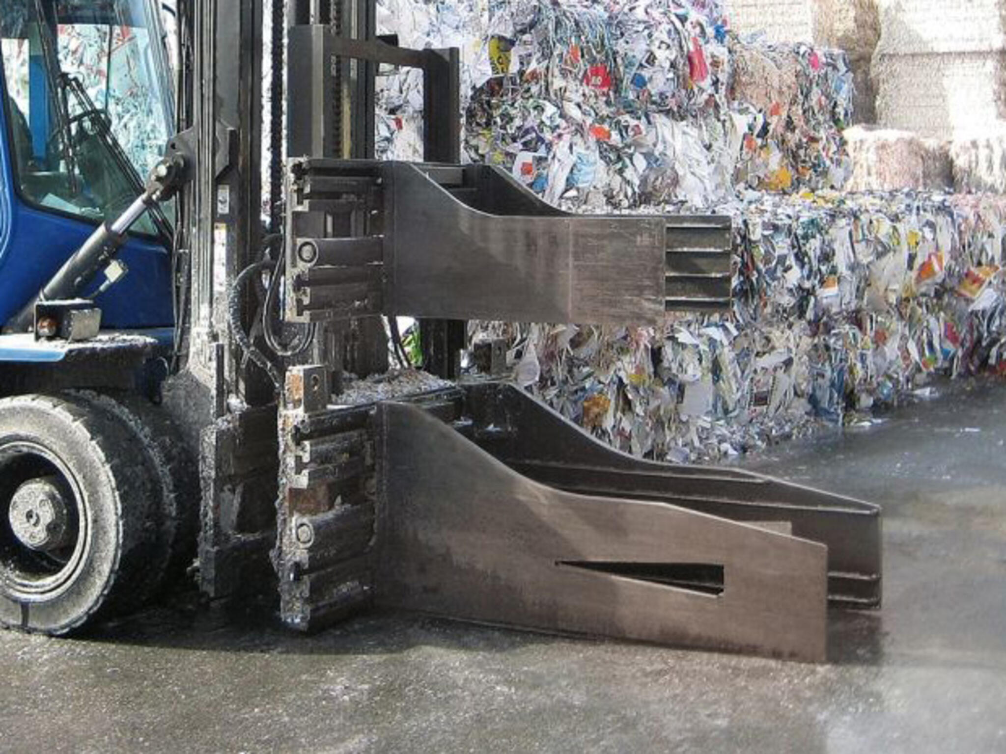 Special bale clamp for recycling operations