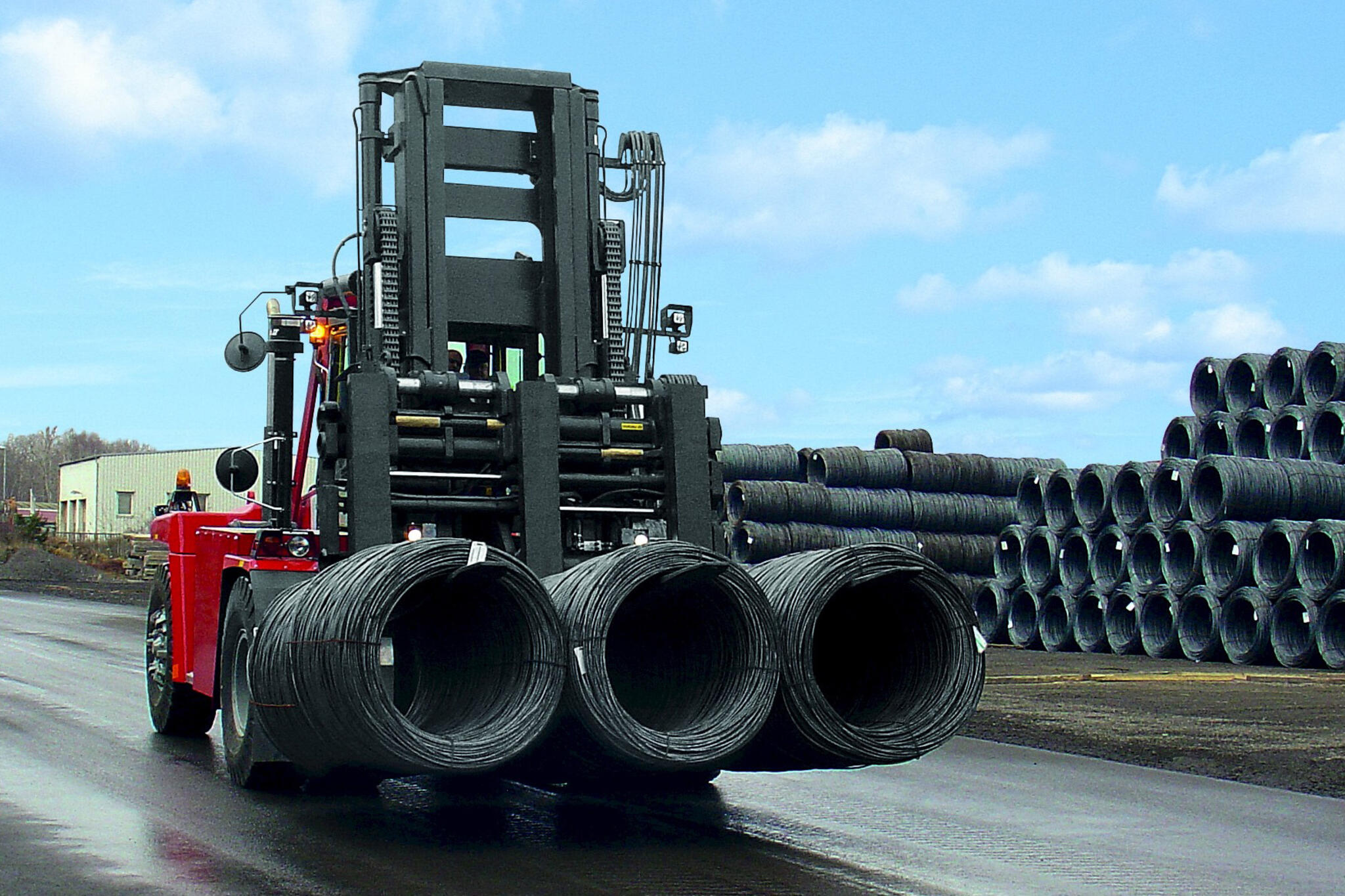 Integrated fork positioner with 3 forks for transporting wire coils